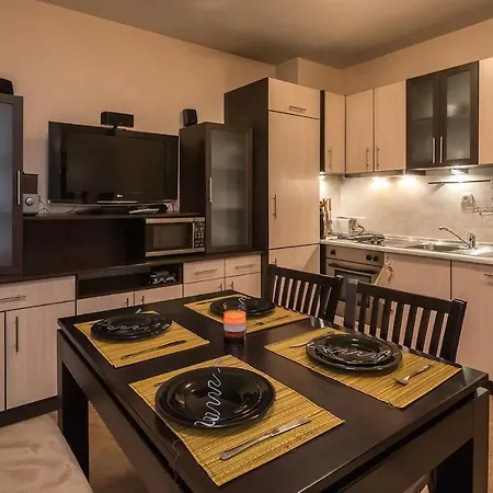 Charming, Fully-furnished, 2-bedroom شقة